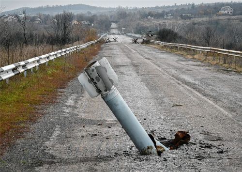 Der Schweif einer Mehrfachrakete ragt aus dem Boden. In Dörfern und Städten in der Ukraine kam es erneut zu schweren Kämpfen. Foto dpa