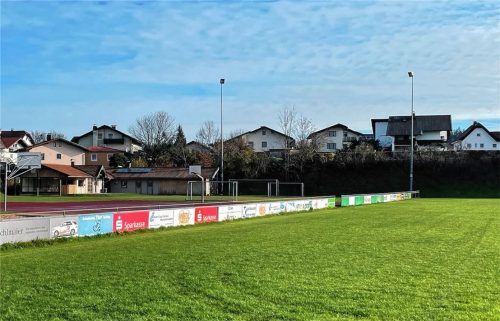 Der SV Halfing will die vorhandenen Flutlichtanlagen am Sportplatz an der Irlacher Straße und am Bolzplatz am Naturerlebnisweiher auf LED umrüsten. Foto Kirchner
