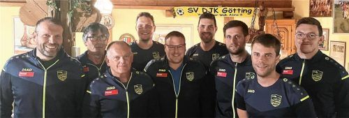 Der Vorstand der Abteilung Fußball des SV DJK Götting mit (von links) Kassier Andreas Hinteregger, Schriftführer Magnus Erdl, Zweitem Kassier Walter Blaß, Zweitem Vorsitzenden Georg Weigl, Zweitem Jugendleiter Uwe Männel, Jugendleiter Tobias Ellmayer, Vorsitzendem Bernhard Mayer sowie den Platz- und Zeugwarten Dominik Blaß und Anian Kößler. Foto  Re