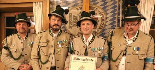 Die alte und neue Hauptmannschaft: (von links) Lorenz Maier, Hans Rucker, Hauptmann Hubert Stein und Wolfgang Mentzel.Foto Rehberg