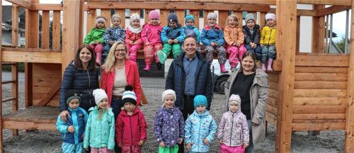 Die Außengruppe des „Hauses für Kinder St. Margaretha Frasdorf“ hat ihr neues Domizil im „Alten Schulhaus“ in Frasdorf gefunden. Bürgermeister Daniel Mair (Mitte) besuchte die Kinder auf dem neu angelegten Spielplatz. Mit dabei: (von links) Gruppenleiterin Silvia Hollinger, die Leiterin des „Hauses für Kinder St. Margaretha Frasdorf“ Nicole Westermeyr und Kinderpflegerin Anna Lochner. Foto Rehberg