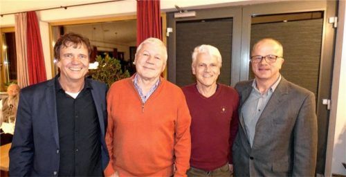 Die beiden neuen Ehrenvorsitzenden des SV Westerndorf St. Peter, Matthias Rahm (Zweiter von links) und Herbert Ostarek (Zweiter von rechts), eingerahmt von den aktiven Vorsitzenden Klaus Jordan (rechts) und Sepp Liebl (links). Foto  Sportverein Westerndorf