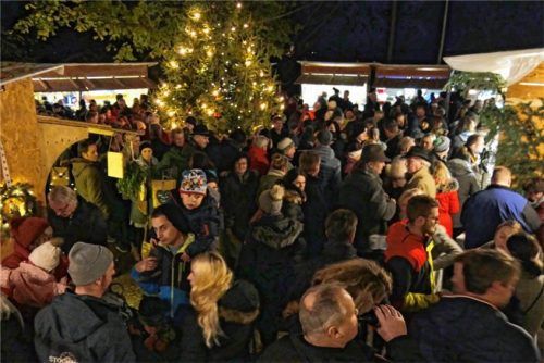 Die Bergweihnacht im stimmungsvoll dekorierten Sommerkeller zieht jedes Jahr zahlreiche Besucher an.