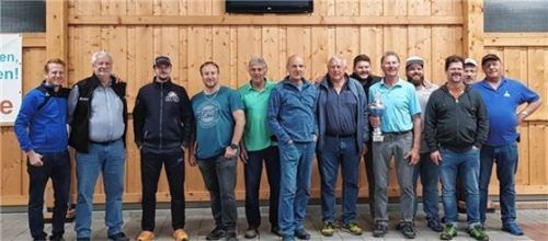 Die besten drei Mannschaften: „König“, „Theaterverein“ und „Veteranen“ stellen sich zum Gruppenfoto. Foto könig