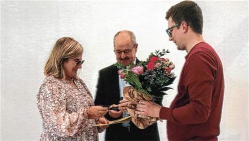 Die Ehrenmedaille des Kreisverbandes erhielt (von links) Giovanna Berchtenbreiter von Bürgermeister Peter Kloo, Kreisvorsitzender der AWO. Der Vorsitzende Tobias Wudy gratulierte. Foto  re