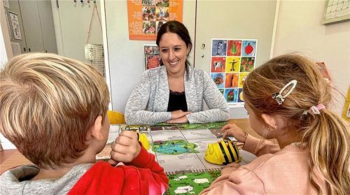Die Freude am Lesen wird in der Kita Maria Schutz vielfältig gefördert: Sprachfachkraft Sabrina Fritz und die Kinder lieben die programmierbaren, bienengleichen Bee-Bots.Foto Eschenfelder