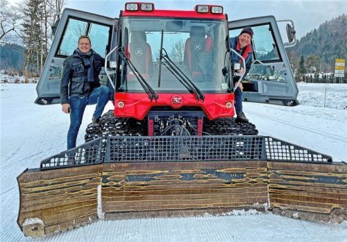 Die Gemeinde Aschau stellt Überlegungen an, das Flutlicht an der Loipe nur an hochfrequentierten Tagen anzuschalten. Das Foto zeigt Aschaus Bürgermeister Simon Frank (links) mit Pistenraupenfahrer Franz Fischer bei der Präparierung der Spuren im vergangenen Winter. Foto H. Reiter