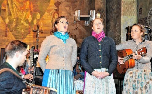 Die Geschwister Bauer aus Grainbach sangen innig und gläubig. Foto Schlecker