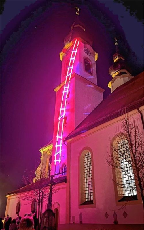 Die Himmelsleiter in den Farben Rot und Blau illuminiert.