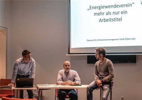 Die Idee eines Energiewendevereins ist schon im Integrierten Klimaschutzkonzept aus dem Jahr 2015 festgehalten. Thomas Ertl (links), Nachfolger von Martin Roith (rechts) als Klimaschutzmanager in Kolbermoor, wird die Stadt im Verein vertreten. Ebenfalls an Bord: Rainer Tschichholz, der einen derartigen Verein in Siegen aus der Taufe hob. Foto Thomae