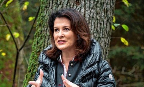 Die im Berchtesgadener Land lebende AgrarministerinMichaela Kaniber und ihre Fahrerin wurden bei einem schweren Unfall Höhe Siegsdorf verletzt.Foto DPA