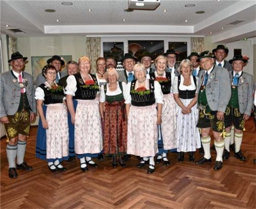 Die Jubilare mit dem Vorstand des Trachtenvereins „Alt Rosenheim“ verbrachten heiter den Ehrenabend. Foto Leingartner