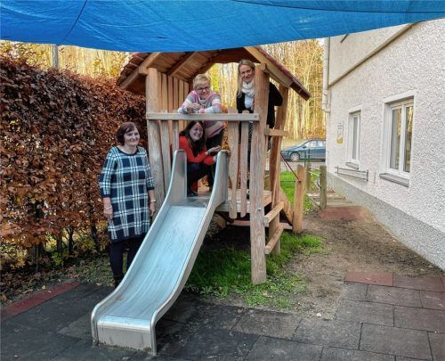 Die Mitarbeiter des „FortSchritt-Konduktiven Förderzentrums“ freuen sich über den neuen Spielturm im Garten: (von link): Magdolna Hauszknecht, Pädagogische Ansprechpartnerin bei „FortSchritt“, Tatijana von Quadt, Geschäftsführerin von „FortSchritt“, Bettina Brühl, Erste Vorsitzende von „FortSchritt“ Rosenheim, sowie Einrichtungsleiterin Andrea Papné. Foto Baumeister