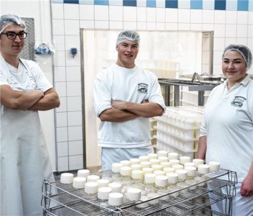 Die nächste Generation hilft bereits im elterlichen Betrieb mit. Johann junior, Emmeran und Rosalie Huber.Foto privat