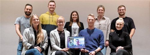 Die neue Vorstandschaft: (von links) Beisitzer Christopher Hahn, Schriftführerin Alexandra Lummer, Beisitzer Florian Heumeier, Zweite Präsidentin Marita Schmid, Gardevertreterin Lisa Soboll, Präsident Severin Burghart, Zweite Kassierin Sandra Obermaier, Kassierin Rebecca Dangl und Hofmarschall Sebastian Harster. Elfervertreter Patrick Teetz und zweiter Hofmarschall Tobias Wimmer sind per Internet zugeschaltet. Foto Joana Hahn