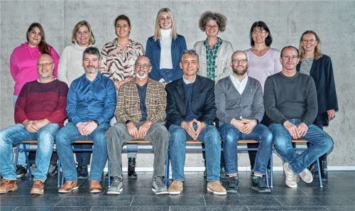Die Organisatoren Matthias Suter (vorne, links) und Silvia Baumann (hinten, rechts) mit den Vertretern der teilnehmenden Betriebe. Foto re