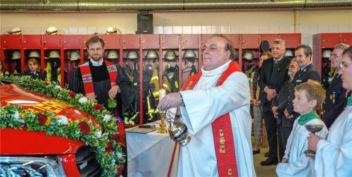 Die Pfarrer Dr. Richard Graupner und Herbert Aneder weihten das neue Fahrzeug der Feuerwehr Großkarolinenfeld ein. Foto Schrank