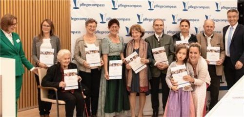 Die Pflegeberaterin von „Compass“, Regina Fiala (links), und Landrat Otto Lederer (rechts) beglückwünschten die Preisträger in der Kategorie „Pflegende Angehörige, ehrenamtlich Pflegende“.Fotos re