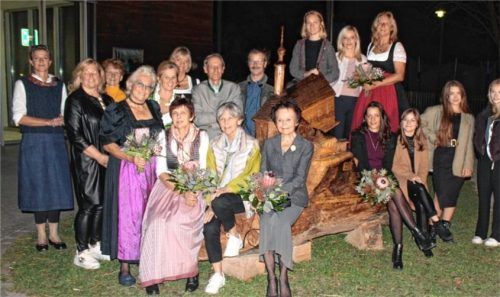 Die Riege der Aussteller stellt sich zum Gruppenbild an der Kirchwaldbank von Christian Staber auf. Das Werk des Bildhauers und Eiskünstlers ist aus einem einzigen Baum hergestellt worden.Foto Steffenhagen