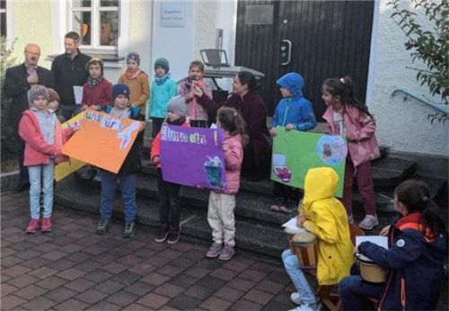 Die Schüler hatten eigene Plakate gebastelt, auf denen ihre Beiträge aufgelistet waren.Foto re