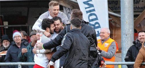 Die Spieler des TSV Buchbach jubelten über den sechsten Sieg der laufenden Regionalliga-Saison, hier Sammy Ammari (links), Tobias Sztaf (oben) und Philipp Walter (Mitte) nach dessen Treffer zum 3:0.Foto Buchholz