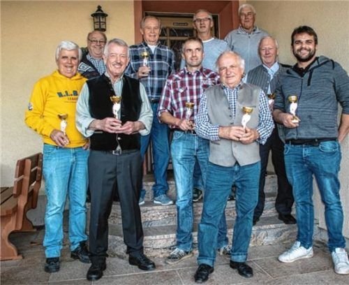 Die stolzen Züchter der RV Oberland: (von links) Alois Rappold, Manfred Schimurek, Jakob Gerg, Josef Holzmann, Hans Kirchlechner, Martin Seidel, Alfred Forster, Lenz Untereichmeier, Josef Huber und Johannes Aschauer.Foto Stache