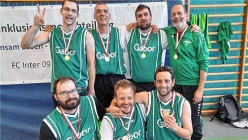 Die strahlenden Sieger: (hinten, von links) Daniel Emhart, Markus Berger, Robert Freinecker und Coach Manfred Kothe, (vorne, von links) Philip Potthoff, Christopher Jegg und Thomas Köck.Foto SB/DJK Rosenheim