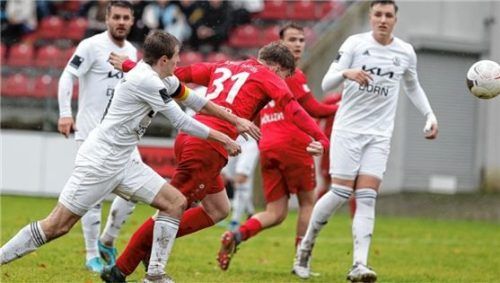 Die Traunsteiner Führung: Mark Kremer (31) erzielt hier gegen Alexander Hagl das 1:0. Foto  Hans Weitz