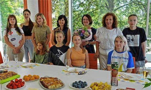 Die ukrainischen Teilnehmerinnen des ersten Deutschkurses mit Lehrerin Tatjana Rotar (stehend, Fünfte von links). Foto re