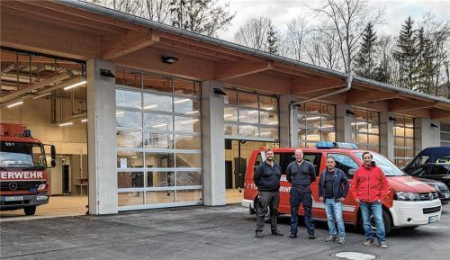Die Vorfreude ist schon groß bei allen Beteiligten (von links): stellvertretender Kommandant Christian Schmid, Kommandant Kilian Hager, Bauleiter Michael Dorn und Bauamtsleiter Andreas Horn.

Fotos Hoffmann