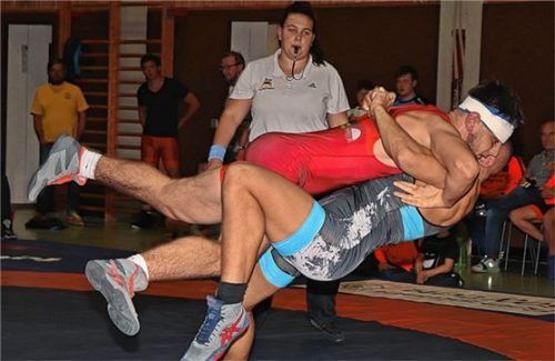 Dieser Kampf begeisterte in der Vorrunde: Traunsteins Andreas Dik (blaues Trikot) gegen den Reichenhaller Mohammed Khasaev.Foto Andreas Wittenzellner