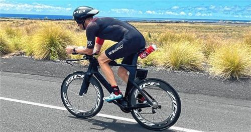Disziplin zwei von drei: Markus Kempf kämpft sich auf dem Rad durch die Hitze von Hawaii. Foto Lucie Kempf