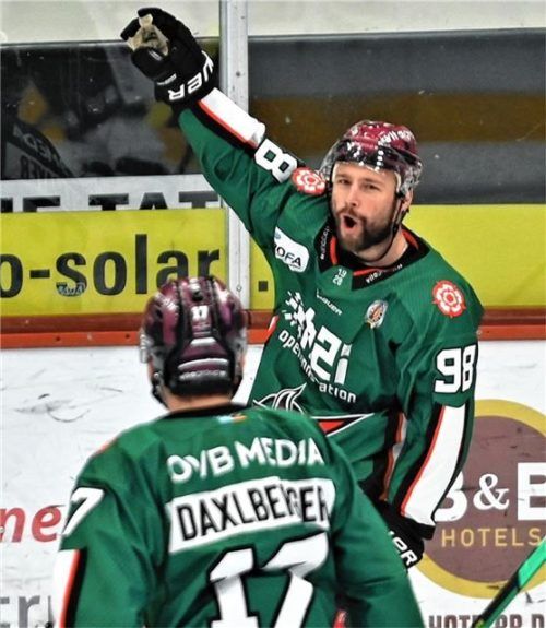 Doppeltorschütze gegen Lindau: Verteidiger Max Vollmayer jubelt über den 1:1-Ausgleich. Fotos Hans-Jürgen Ziegler