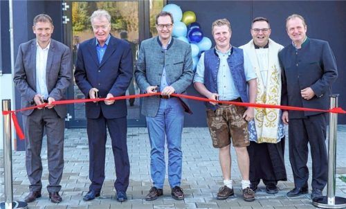 Dr. Tobias Windhorst (Bürgermeister von Töging), Michael Elfers, (Niederlassungsleiter Töging), Dr. Martin Huber (MdL und Generalsekretär der CSU), Franz-Josef Kaiser, Pfarrer Hermann Schächner, Karl Kaiser (Investor und Bauherr).