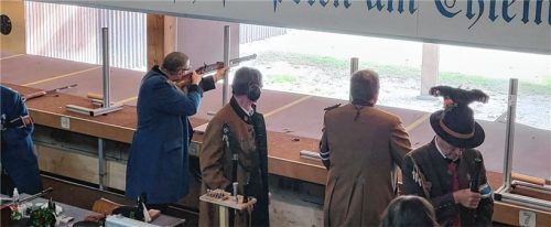 Drei Dutzend Schützen traten zum Wettbewerb in den Stand der Feuerschützengesellschaft Prien. Foto Hecht