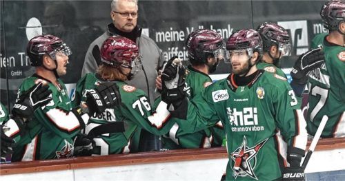 Dreifacher Torschütze gegen Passau: Marc Schmidpeter, der nach seinem Tor zum 4:0 von den Mitspielern beglückwünscht wird. Foto Hans-Jüregen Ziegler