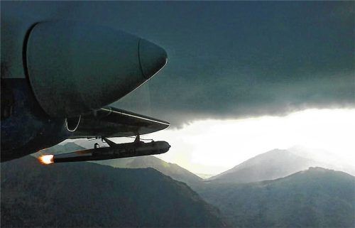 Ein Hagelflieger über den Alpen. Die Zahl der Einsätze hat sich im vergangenen Jahr reduziert. Grund hierfür sind genauere Daten durch den Wetterdienst.Foto Landratsamt