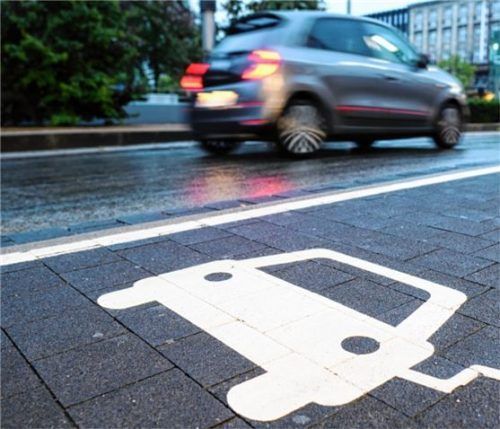 Ein Parkplatz für Elektroautos. Kritiker bezweifeln, dass der Strom fürs Laden bis 2035 rein aus erneuerbaren Quellen kommt. Foto dpa