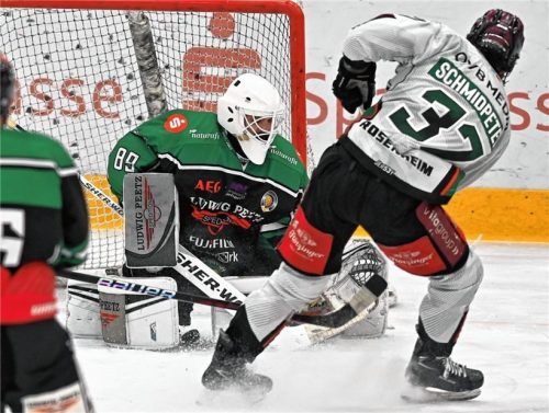 Eine der vielen guten Chancen der Starbulls durch Marc Schmidpeter, der hier an Höchstadts Torhüter Philipp Schnierstein scheitert.Foto Hans-Jürgen Ziegler