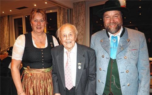 Eine Ehrung für seine Vereinstreue nahm Peter Bodner (Mitte) aus Niederndorf/Tirol vom Vorsitzenden Franz Haigermoser (rechts) und dessen Stellvertreterin Manuela Hehensteiger entgegen. Seit 75 Jahren ist der 94-Jährige Mitglied bei den „Kaltentalern“. Foto Aerzbäck