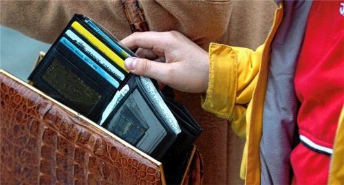 Eine Frau aus Aschau soll ein 25-jähriger Wohnsitzloser im Zug von München nach Rosenheim bestohlen haben. Unter anderem deswegen muss er sich derzeit vor Gericht verantworten.Foto dpa