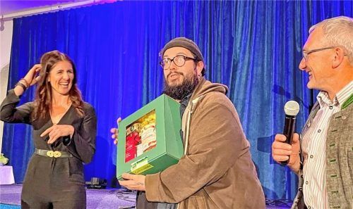 Eine Genusskiste gab es beim Festabend für den Kabarettisten Matthias Kellner (Mitte) von MEG-Geschäftsführerin Katharina Zuckriegl und dem Vorstandsvorsitzenden Philipp Moosner.Foto hötzelsperger