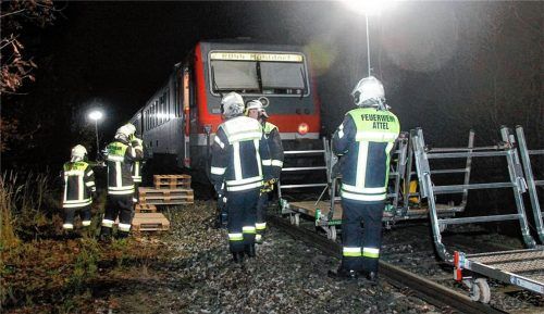 Einsatzkräfte am Bahnübergang Seeburg am frühen Samstagabend: Hier war gegen 18 Uhr ein 52-jähriger Opel-Fahrer von einem Zug gerammt worden. Der Mann wurde tödlich verletzt. Foto jre