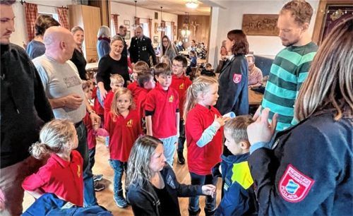 Endlich ist es so weit: Die Kinder warten ungeduldig, um ihre Einsatzkleidung anzuprobieren. Foto Gerlach