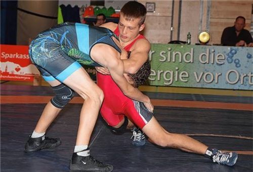 Er hofft auf einen Sieg im Kampf um die Tabellenspitze: TVT-Ringer David Dik (rotes Trikot).Foto Andreas Wittenzellner