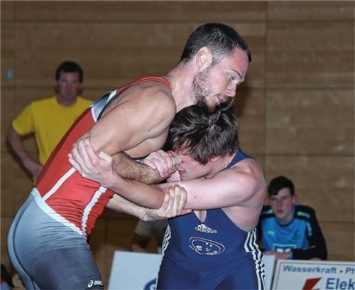 Er steuerte zwei Siege zum Gesamterfolg der Traunsteiner Ringer bei: Peter Gnandt (rotes Trikot).Foto Andreas Wittenzellner