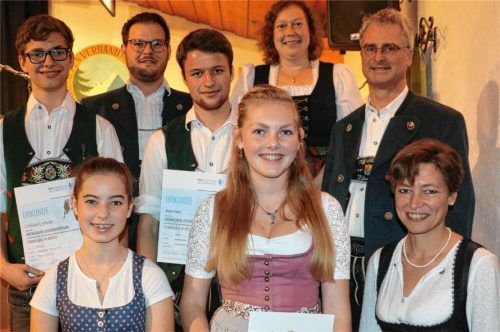 Erfolgreich aufgespielt: Michaela Haindl, Bezirksjugendleiterin Inn-Chiemgau des Musikbundes Ober- und Niederbayern (hintere Reihe, Zweite von rechts), der Vorsitzende der Wildenwarter Musikkapelle, Helmut Rosenwink (hintere Reihe rechts), und die beiden Dirigenten der Musikkapelle, Sebastian Graf (hinten, Zweiter von links) und Eva-Maria Gruber (vorne rechts), überreichten in der Frasdorfer Lamstoahalle die Urkunden und Abzeichen für erfolgreiche Leistungsprüfungen an Samira Wagner, Melina Hirschauer (vorne, von links) sowie Michael und Markus Fischer (hinten, von links) von der Jugendkapelle Wildenwart.Foto Rehberg