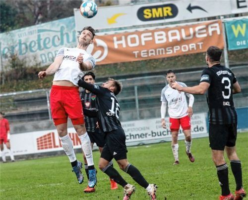 Erzielte den umjubelten Ausgleich: Lukas Winterling im Duell mit Felix Schwarzholz. Foto Michael Buchholz