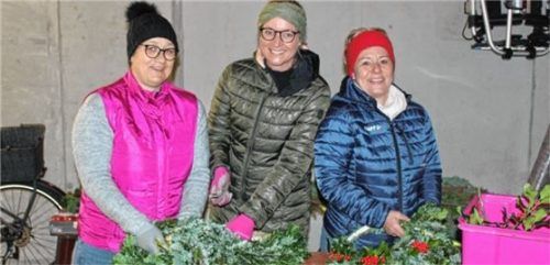 Fleißig binden (von links) Martina Widmann, Christa Wirkner und Lisa Stocker Advents- und Türkränze. Foto steffenhagen