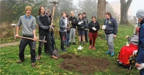 Fleißige Schüler der Berufsschulstufe aus dem KIZ und aus der Praxisklasse der Franziska-Hager-Schule Prien machten sich mit Schaufel, Pickel und Spaten ans Werk.Foto Rehberg